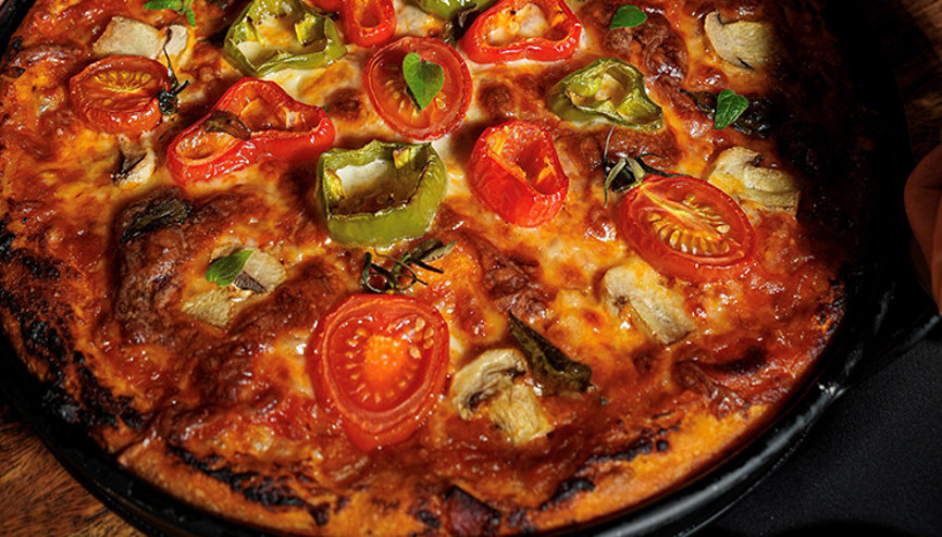 İki İtalyan lezzetinin tek tarifte buluşması: Focaccia Pizza İki İtalyan lezzetinin tek tarifte buluşması: Focaccia Pizza