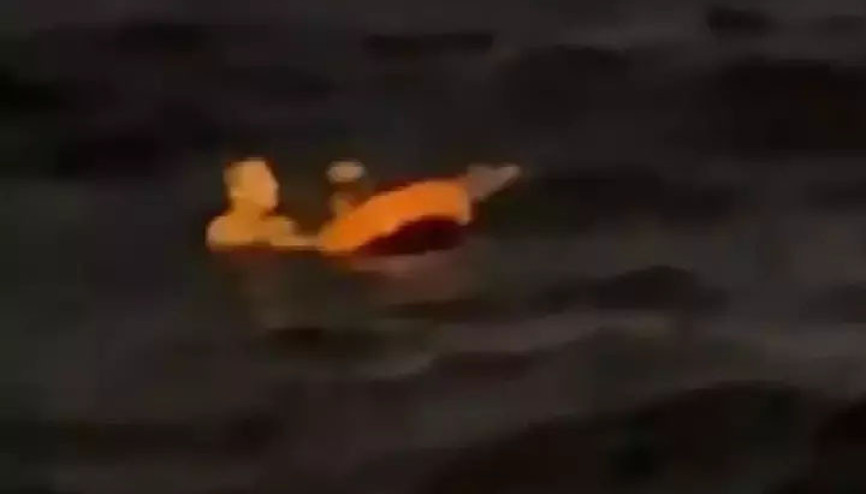 Beyoğlunda vapurdan denize yolcu düştü, kurtarılma anı böyle kaydedildi