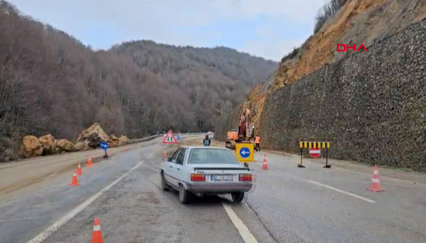 Zonguldakta dev kayalar kaldırıldı, yol trafiğe açıldı