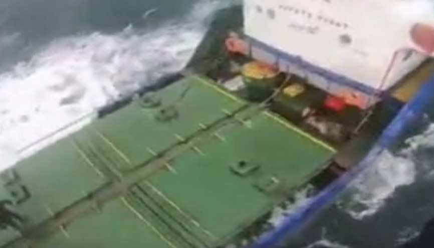 Bakan Yerlikaya paylaştı... Karaya oturan teknenin 7 mürettebatı kurtarıldı