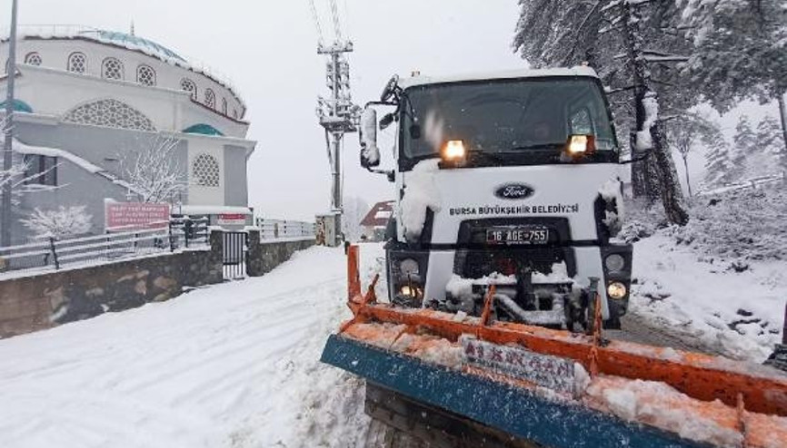 Bursa’da kar nedeniyle kapanan 63 mahalle yolu ulaşıma açıldı Bursa’da kar nedeniyle kapanan 63 mahalle yolu ulaşıma açıldı