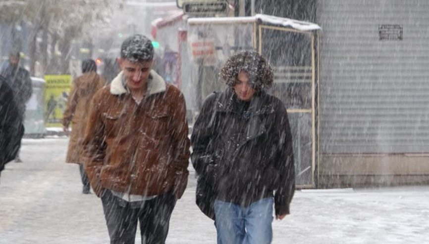 Vanda yoğun kar yağışı: 429 yerleşim yerinin yolu ulaşıma kapandı