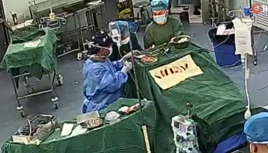 7.1 büyüklüğündeki depreme beyin ameliyatı sırasında yakalandılar