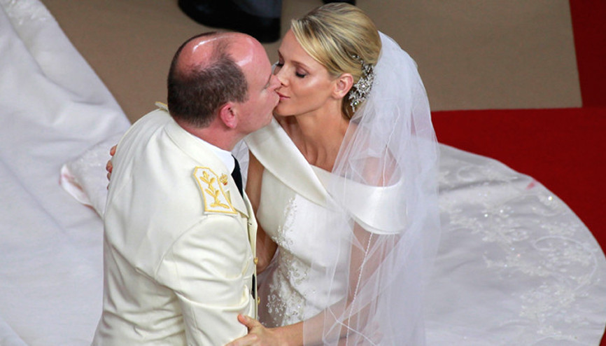 Mutsuz gelin kendini para harcamaya vermiş... Çocuklarını kaçak göçmenler büyüttü... Kocası metresleri için gizli banka hesapları bile açmış Mutsuz gelin kendini para harcamaya vermiş... Çocuklarını kaçak göçmenler büyüttü... Kocası metresleri için gizli banka hesapları bile açmış