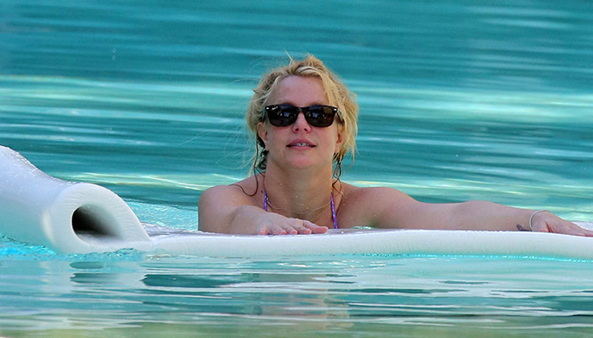 ‘Ünlü diye her istediğini yapamaz’ Yıldız ismin havuzunda çıplak yüzdüğü otele girişi yasaklandı