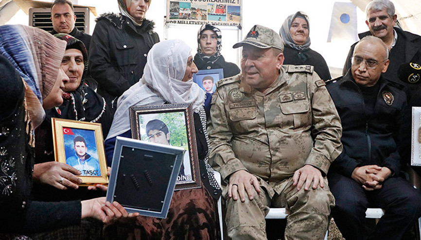 Tümgeneral Yıldırımdan, evlat nöbeti tutan aileleri ziyaret