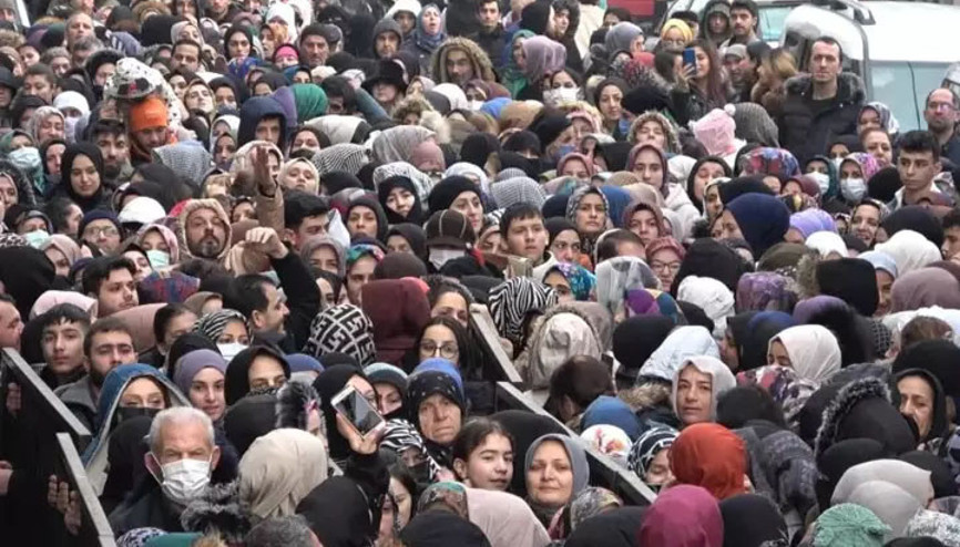 Bursada züccaciye mağazası açılışında izdiham: Baygınlık geçirenler oldu
