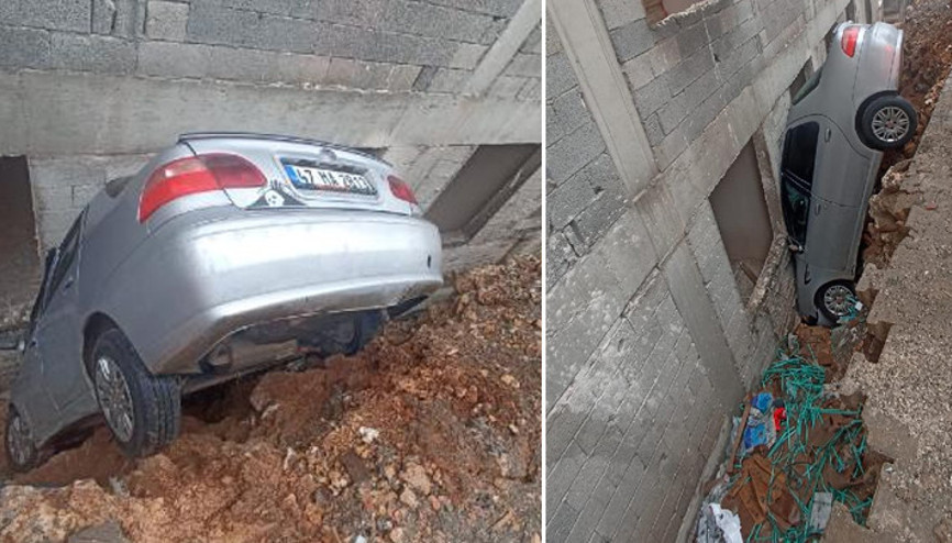 Sürücüsünün kontrolünü yitirdiği otomobil, istinat duvarı ile inşaatın arasına düştü