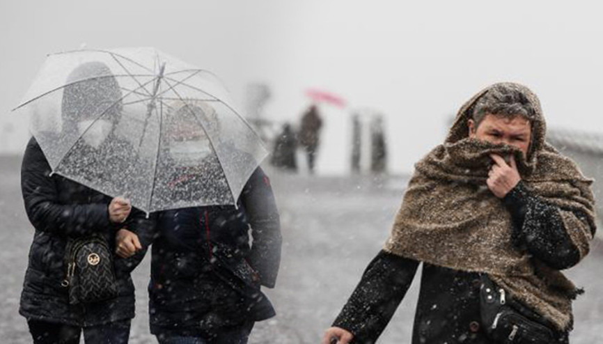 Meteorolojiden yeni hava durumu raporu: İstanbulda kar yağışı alarmı Bazı ilçeler beyaza büründü
