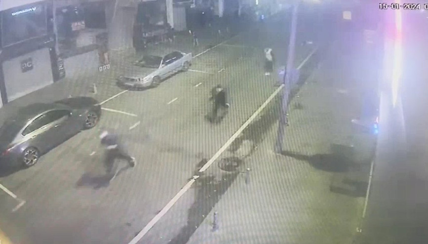 Turistin çantasını çalma anı kamerada... Tutuklandılar