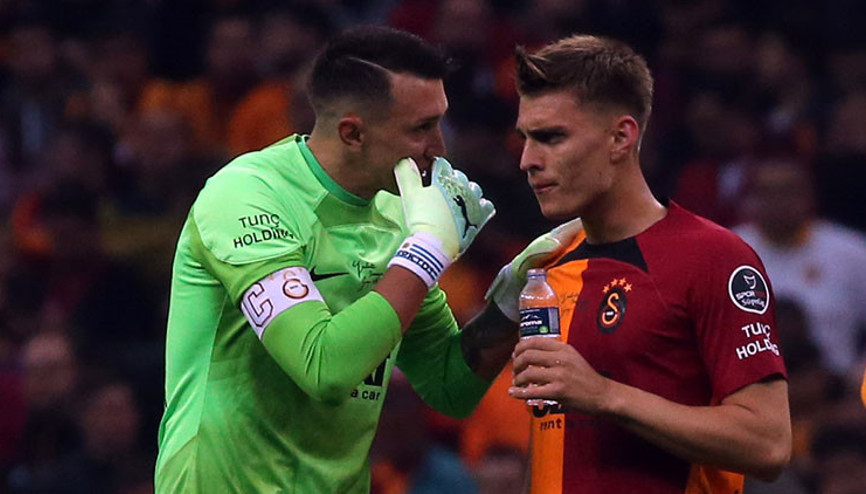 Galatasarayda formadan uzak kalan Kazımcan Karataş ile yollar ayrılıyor Süper Lig ekibine gidiyor...