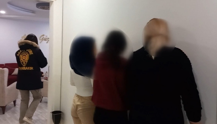 Fuhuş çetesi operasyonunda 9 kişi tutuklandı