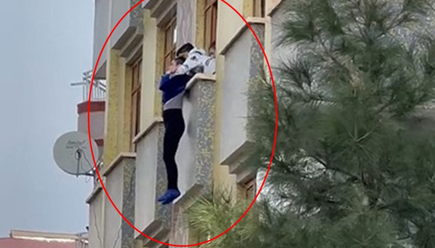 Diyarbakırda panik anları... Pencereden atlamak isteyen kadını son anda yakalayıp kurtardılar Diyarbakırda panik anları... Pencereden atlamak isteyen kadını son anda yakalayıp kurtardılar