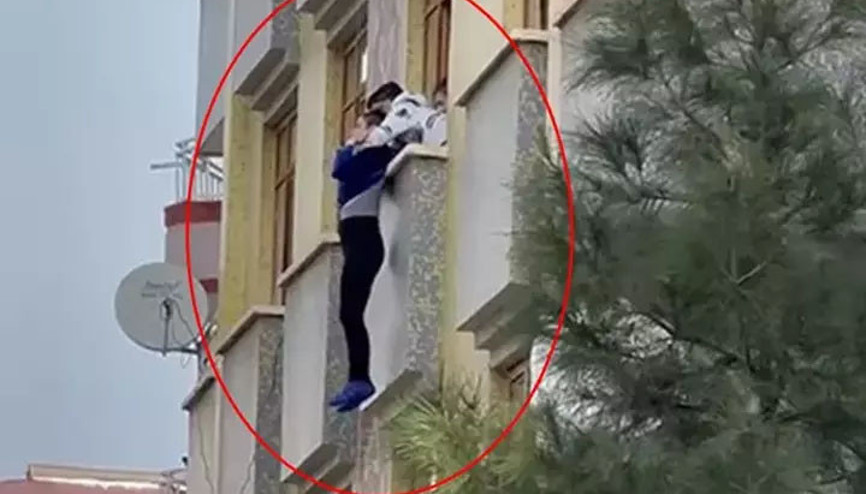Diyarbakırda panik anları... Pencereden atlamak isteyen kadını son anda yakalayıp kurtardılar Diyarbakırda panik anları... Pencereden atlamak isteyen kadını son anda yakalayıp kurtardılar