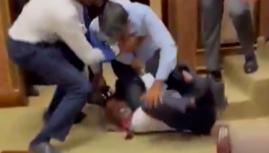 Maldivler’de milletvekilleri birbirine girdi