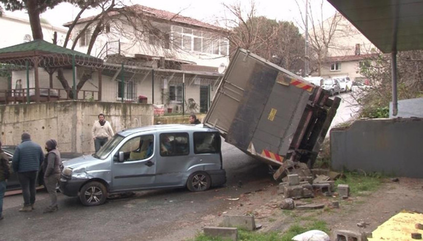 Ataşehirde panik anları: Freni patlayan kamyon, park halindeki aracın üstüne devrildi