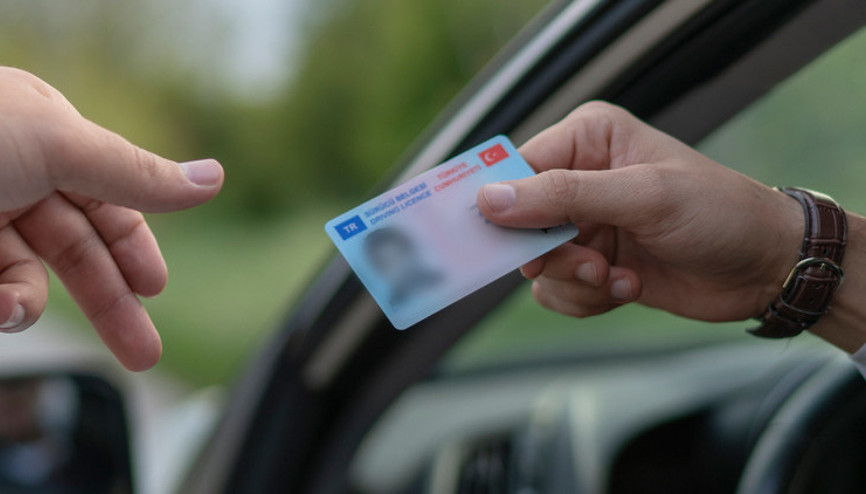 Ehliyeti eski ve yeni olanlar dikkat Son tarih yaklaşıyor... Ceza alabilirsiniz Ehliyeti eski ve yeni olanlar dikkat Son tarih yaklaşıyor... Ceza alabilirsiniz