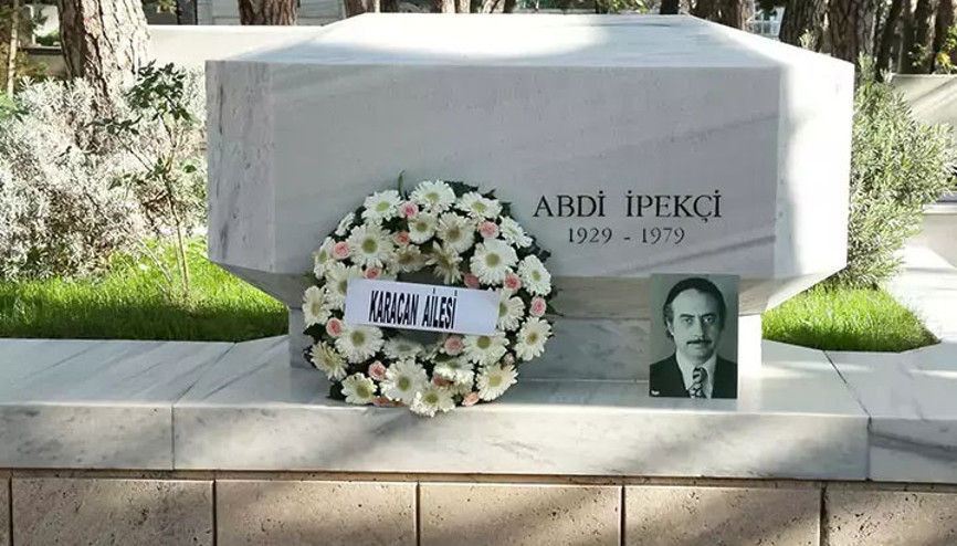 Abdi İpekçi ölümünün 45.yılında İstanbulda mezarı başında anıldı Abdi İpekçi ölümünün 45.yılında İstanbulda mezarı başında anıldı