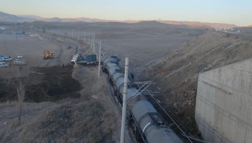 Kırıkkalede yük treni raydan çıktı: 2 yaralı