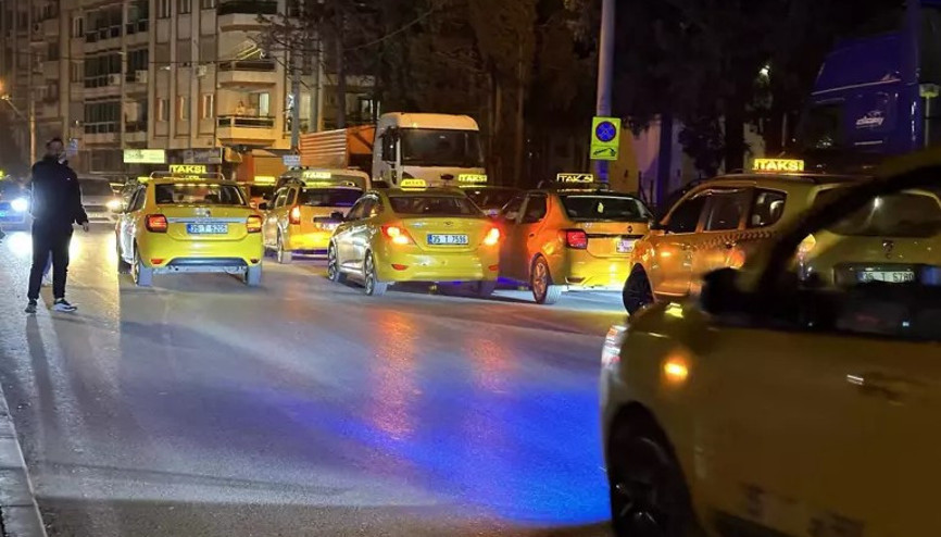 Silahlı saldırıya uğrayan taksici Oğuz Erge’nin cenazesi 250 araçlık konvoy ile adli tıpa getirildi