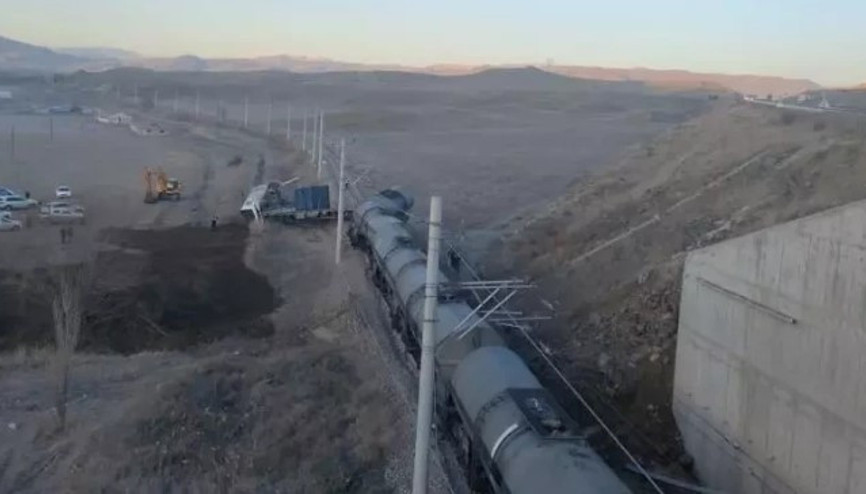 Kırıkkalede yük treni raydan çıkarak devrildi