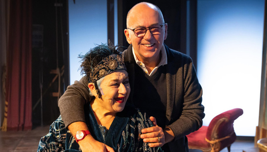 Şahane Misafir tiyatro sahnesinde