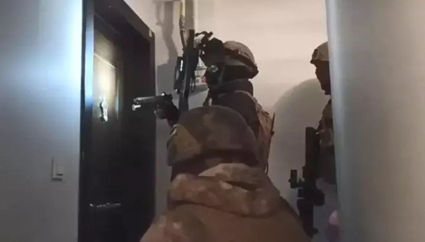 İstanbulda suç örgütlerine operasyon: 17 gözaltı... Adreslerden adeta cephanelik çıktı İstanbulda suç örgütlerine operasyon: 17 gözaltı... Adreslerden adeta cephanelik çıktı
