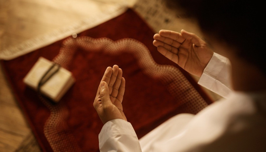 MİRAÇ KANDİLİ NAMAZI KILINIŞI (ADIM ADIM ANLATIM) | Kandil gecesi namazı nasıl kılınır, kaç rekat Miraç Kandili namazı ne zaman, saat kaçta kılınır 12-100 rekat kandil namazı kılınışı