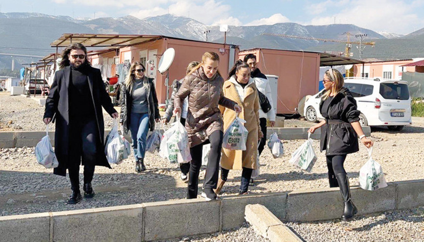 Depremzedeleri ziyaret ettiler Depremzedeleri ziyaret ettiler