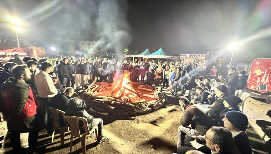 Depremzedeler yıkılan Ebrar Sitesinin bulunduğu alanda ölen yakınlarını andı