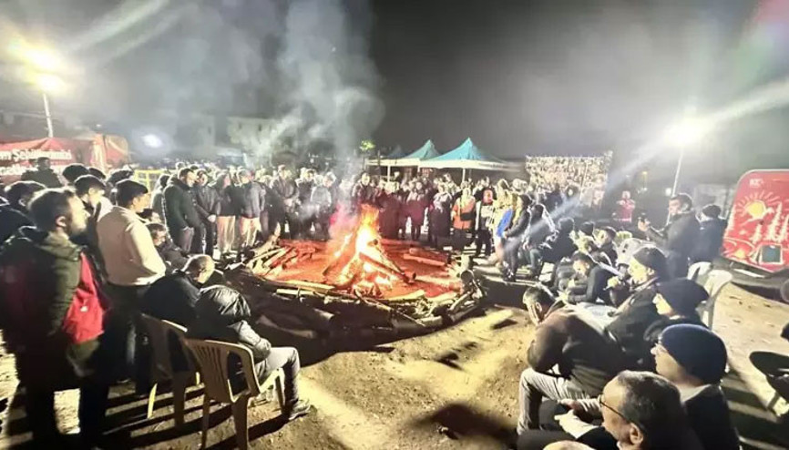 Depremzedeler yıkılan Ebrar Sitesinin bulunduğu alanda ölen yakınlarını andı