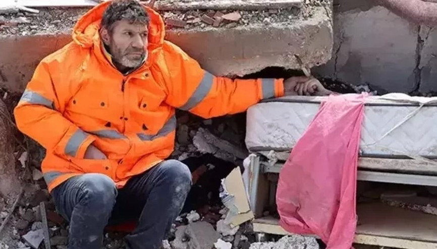 Enkaz altındaki kızının elini bırakmayan baba: Ellerini öptüm ama hiçbir çare bulamadık