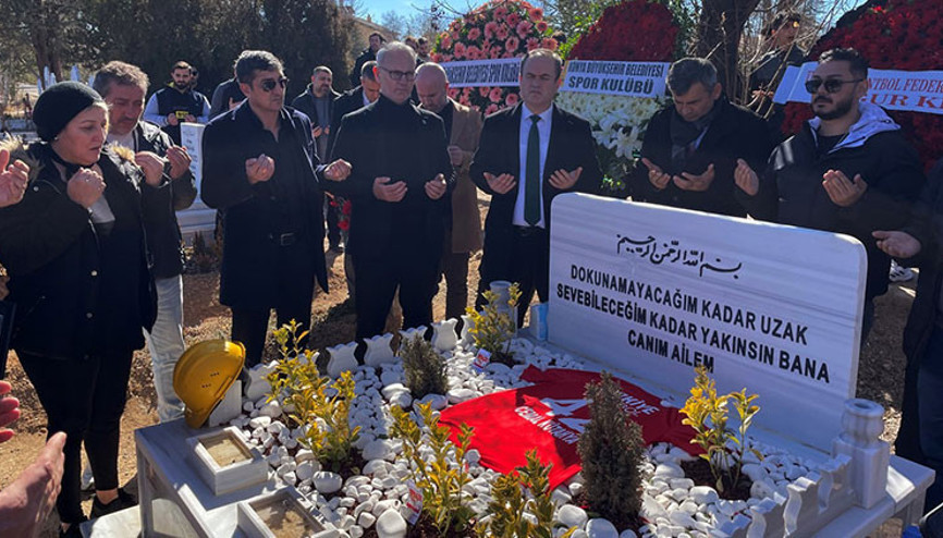 Depremde hayatını kaybeden Cemal Kütahya ve ailesi kabri başında anıldı Depremde hayatını kaybeden Cemal Kütahya ve ailesi kabri başında anıldı
