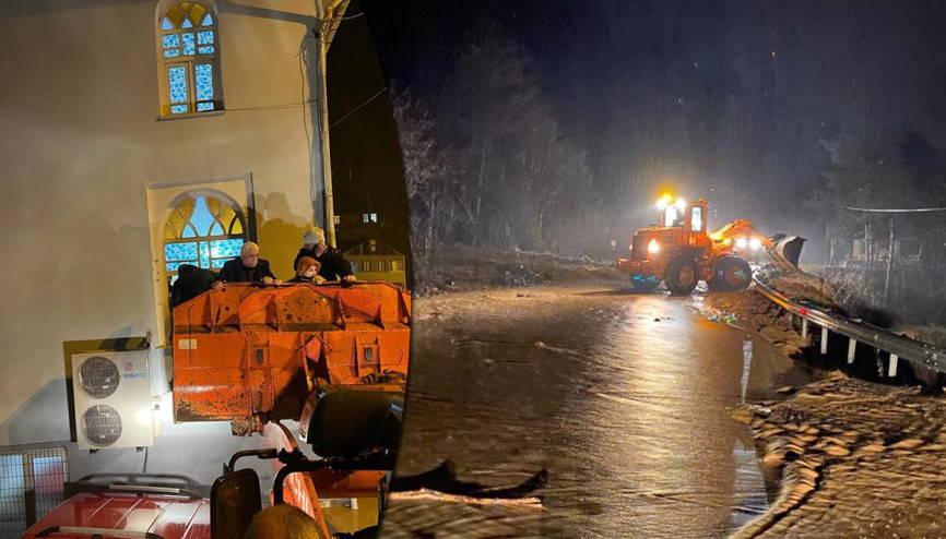 Borçka’da sel hasara neden oldu, cemaat camide mahsur kaldı