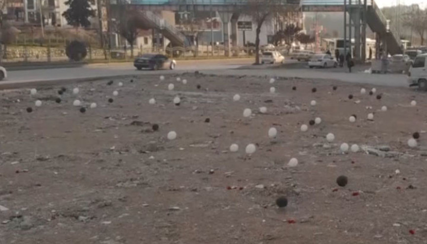 Adıyamanda enkazlara balonlar ve karanfiller bırakıldı