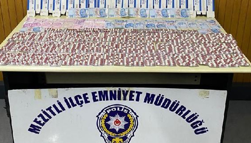 Mersinde otomobilde vites konsolu kısmına gizlenmiş halde 1158 uyuşturucu hap ele geçirildi