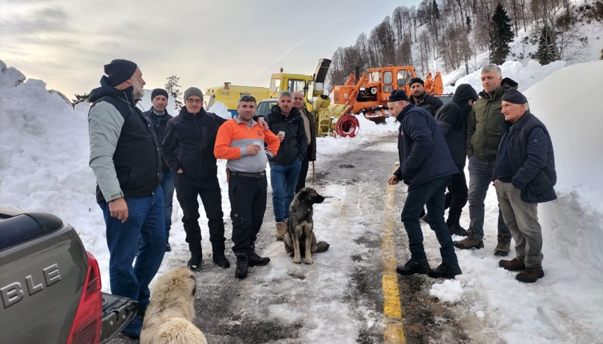 Babalarının vasiyet üzerine  Artvin’in köyüne defnetmek için 3 gün karla kapanan yoların açılmasını beklediler