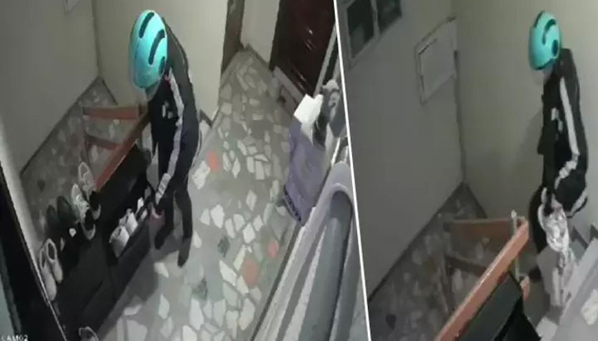 Kadıköy’de bir binada önce keşif yaptı, ardından kaskla gelip ayakkabıları çaldı Kadıköy’de bir binada önce keşif yaptı, ardından kaskla gelip ayakkabıları çaldı