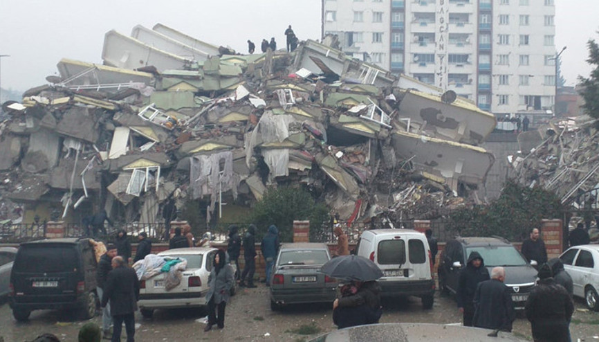 Depremde 96 kişinin hayatını kaybettiği binanın görevlisi: Asansörün tabanından su çıkardı Niye olduğunu şimdi anlıyoruz