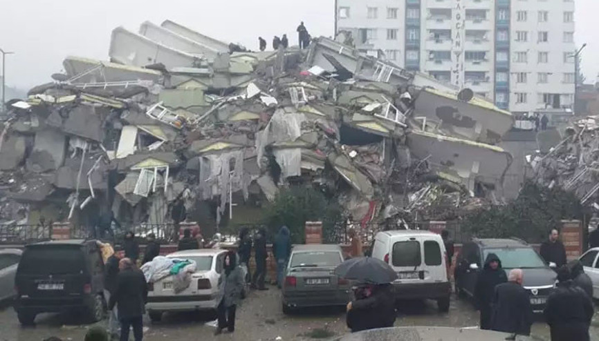 Depremde 96 kişinin hayatını kaybettiği binanın görevlisi: Asansörün tabanından su çıkardı