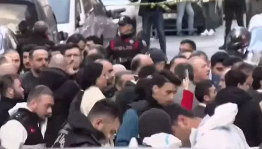K.Çekmece adayı Yeniayın  seçim çalışması sırasında gerçekleştirildi... AK Parti programına silahlı saldırı