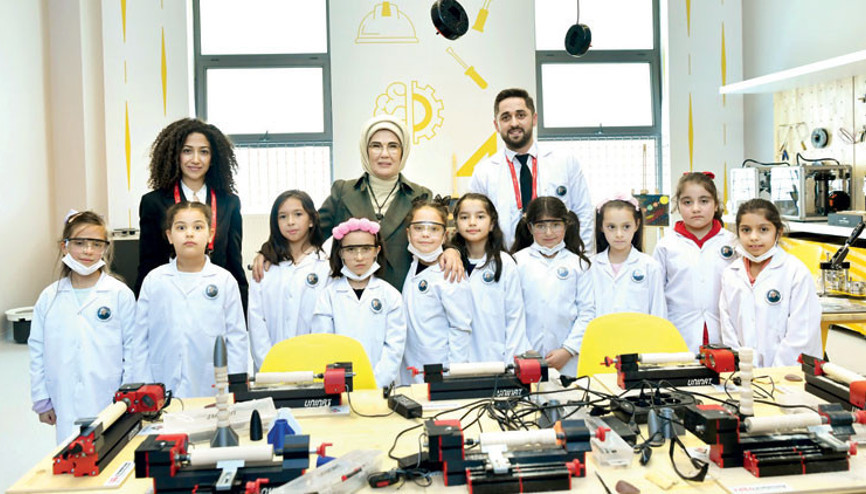 Alev Alatlı Bilim Merkezi’ni açan Emine Erdoğan: Kızlarımız büyüyünce astronot mucit olacak Alev Alatlı Bilim Merkezi’ni açan Emine Erdoğan: Kızlarımız büyüyünce astronot mucit olacak