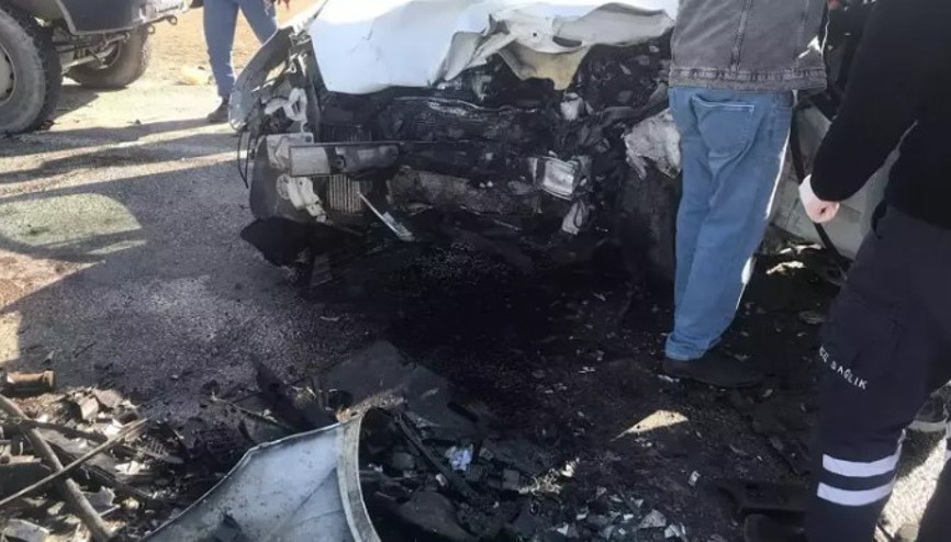 Sivasta iki hafif ticari araç çarpıştı: 1 ölü, 1 yaralı