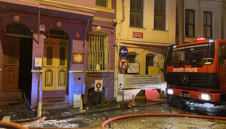 Balatta korkutan yangın: 1 kişi dumandan etkilendi Balatta korkutan yangın: 1 kişi dumandan etkilendi