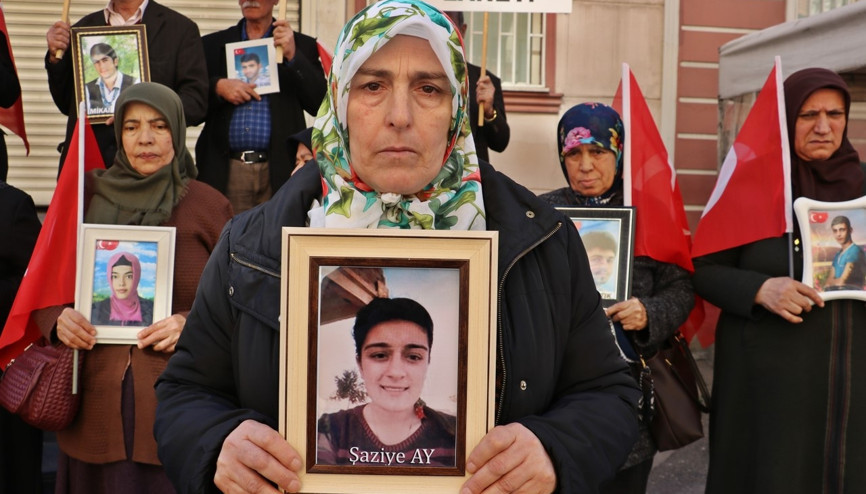 Bir aile daha Diyarbakırdaki evlat nöbetine katıldı