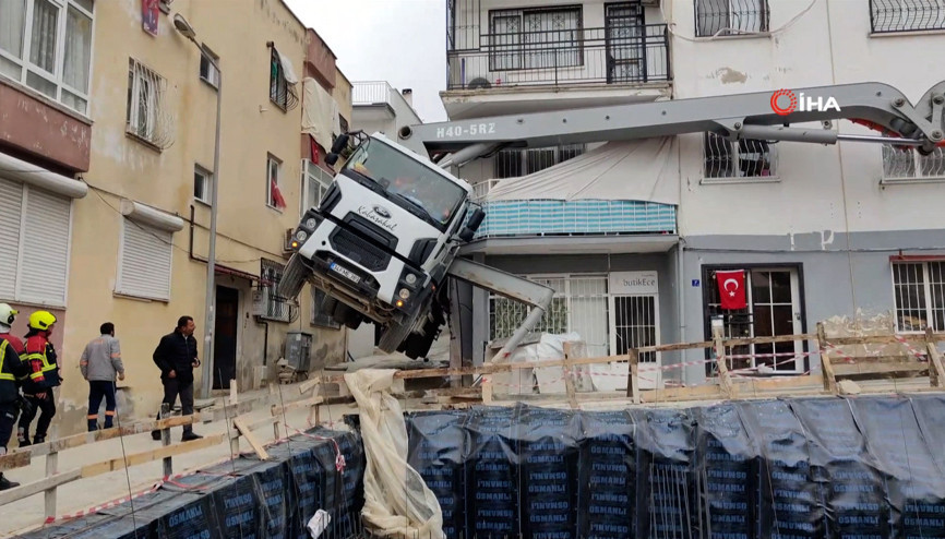 Aydında beton dökme aracı yan yattı, bir apartmana zarar verdi