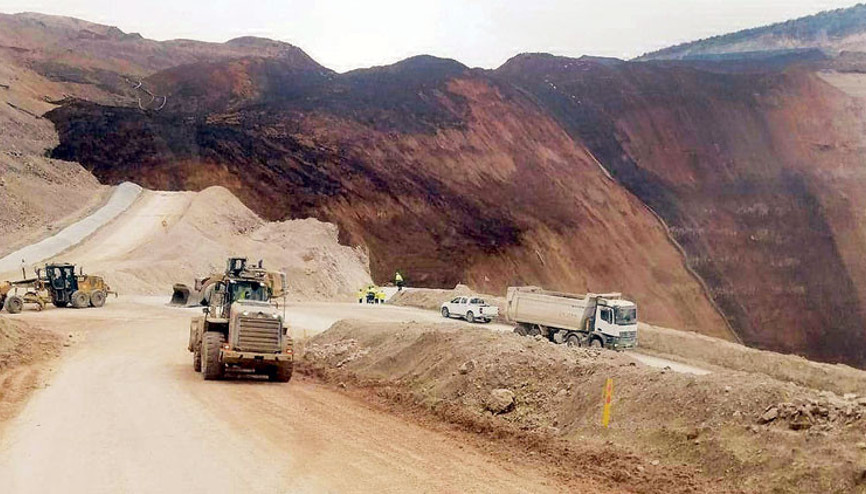 Dünyanın 3. büyük altın madeninde dağ nehir gibi aktı