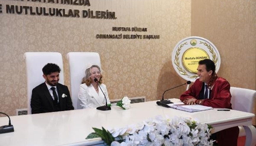 Başkan Dündar, Sevgililer Günü’nde evlenen çiftin nikahını kıydı Başkan Dündar, Sevgililer Günü’nde evlenen çiftin nikahını kıydı