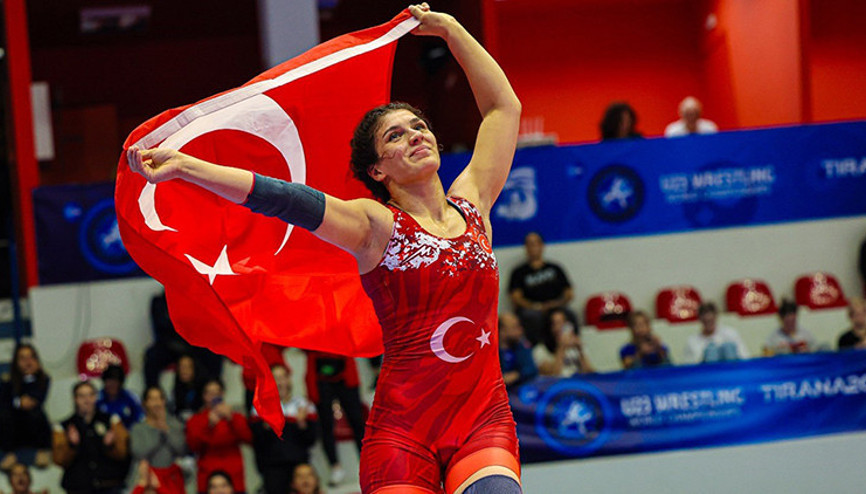 Milli güreşçi Nesrin Baştan altın madalya