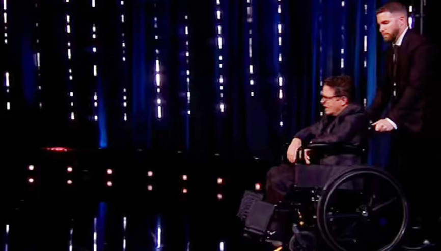 Ben kendime acımıyorum, kimse de acımasın demişti...  Ayakta duramayan ünlü oyuncu tekerlekli sandalyeyle sahneye çıktı... Salon alkıştan yıkıldı